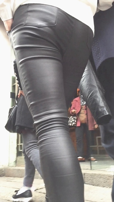 长发皮裤美女，身材不错啊[180M/MOV]