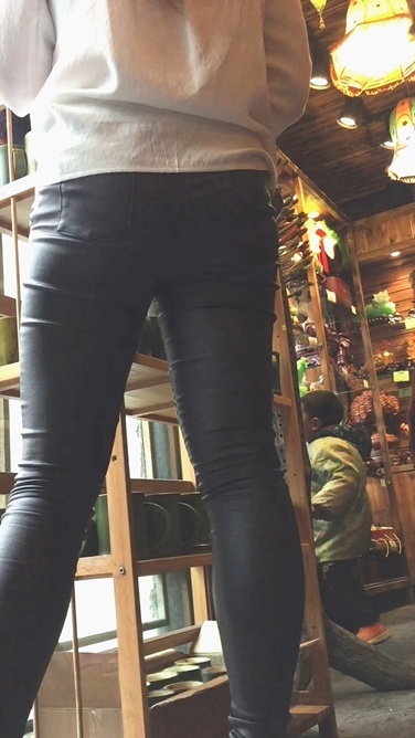 长发皮裤美女，身材不错啊[180M/MOV]