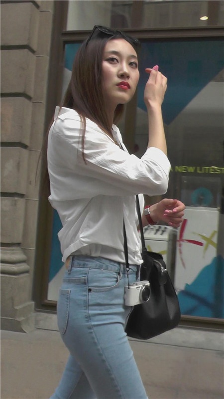 漂亮的经典蓝色紧身牛仔裤美女[1.74G/MP4]