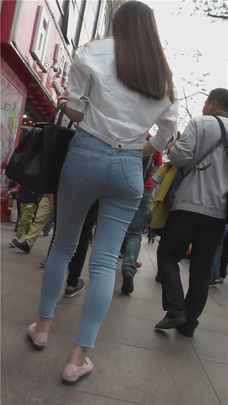 漂亮的经典蓝色紧身牛仔裤美女[1.74G/MP4]