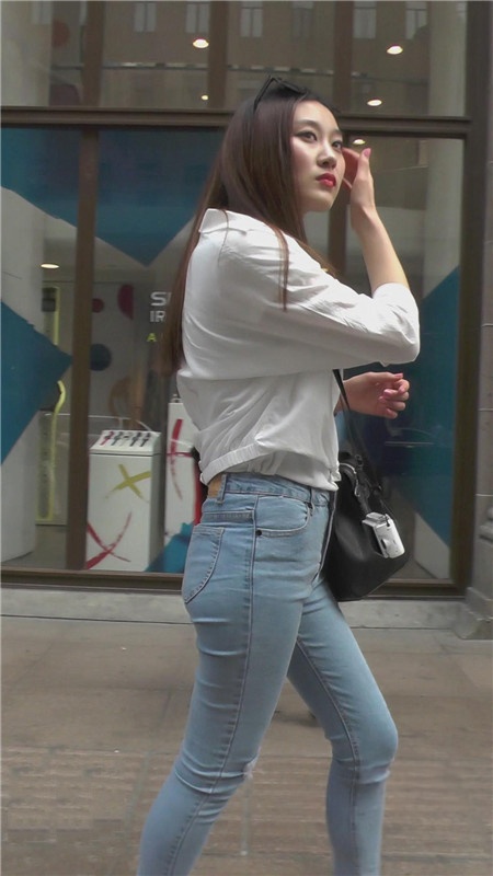 漂亮的经典蓝色紧身牛仔裤美女[1.74G/MP4]