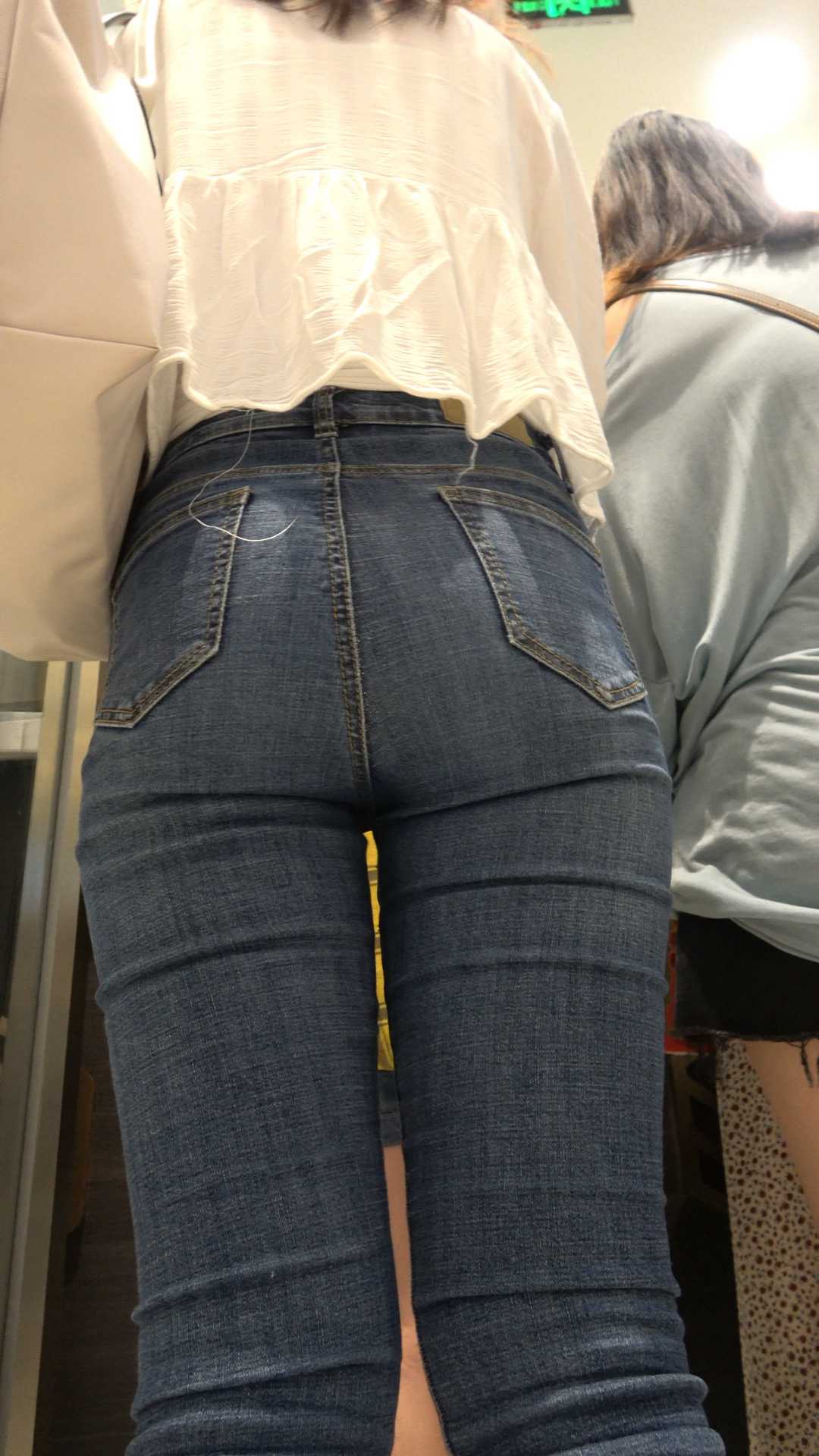 饱满圆润翘臀牛仔妹子