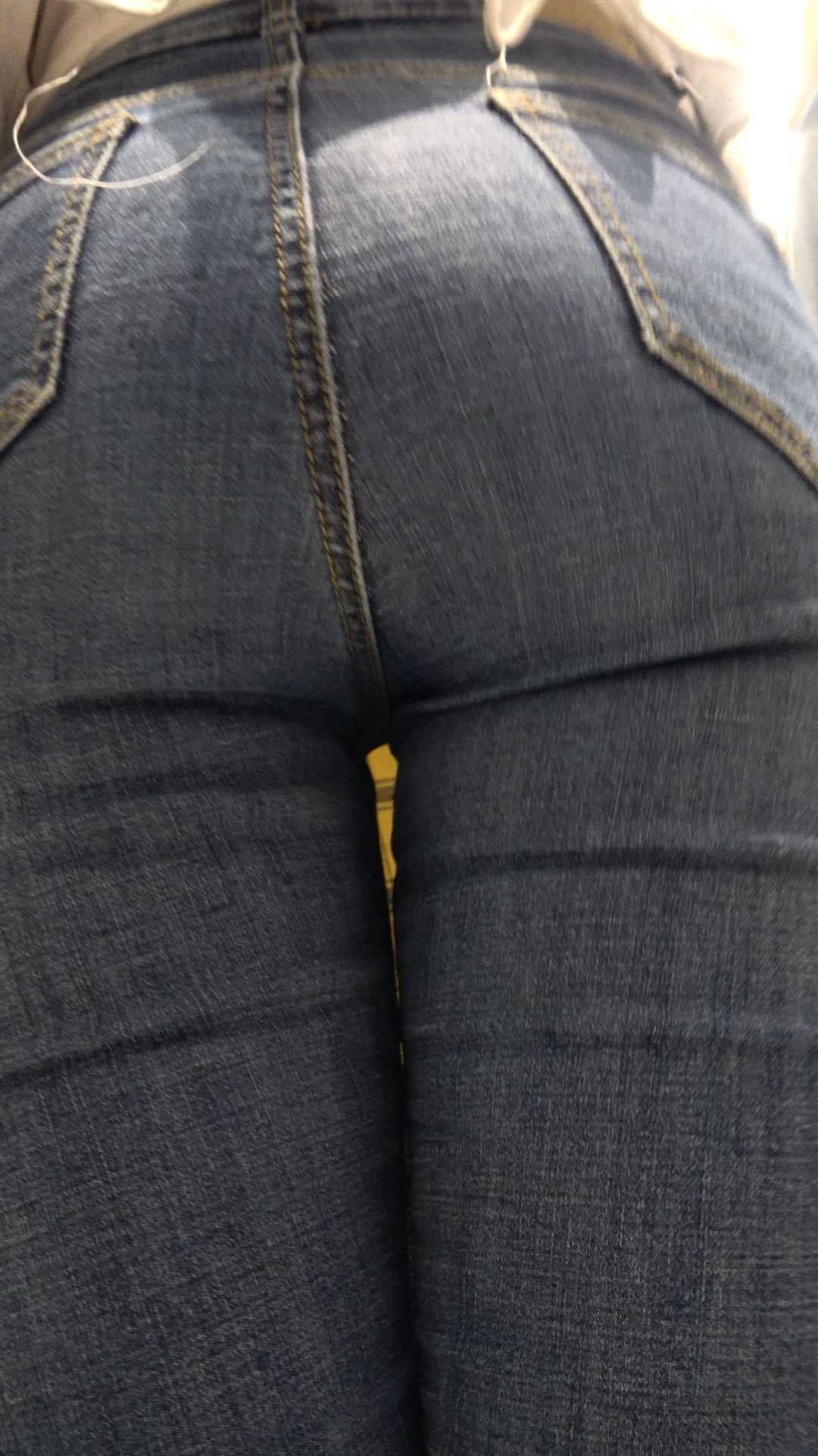 饱满圆润翘臀牛仔妹子