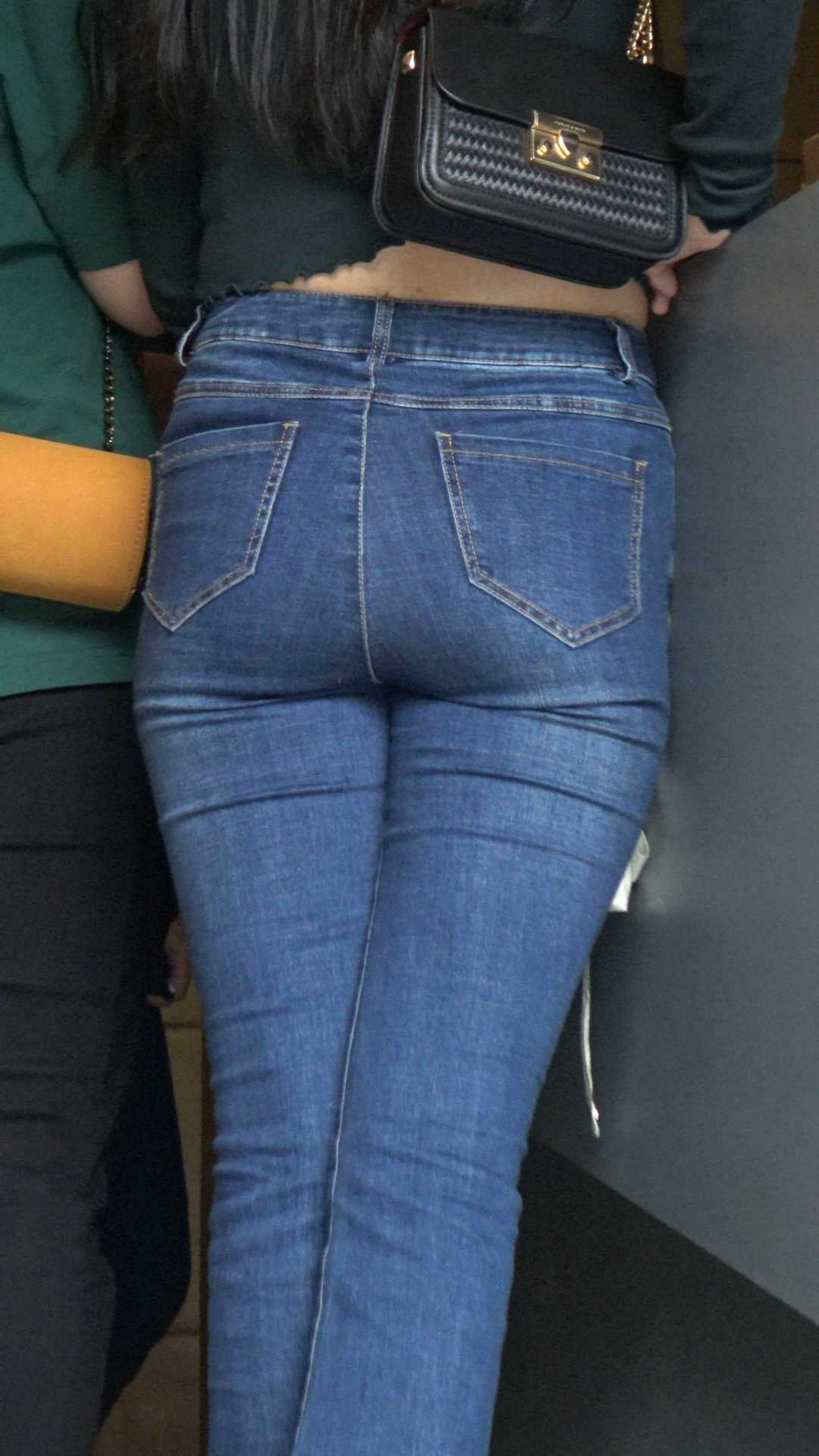 春节献礼牛仔喇叭裤饱满大宽臀长发大美女