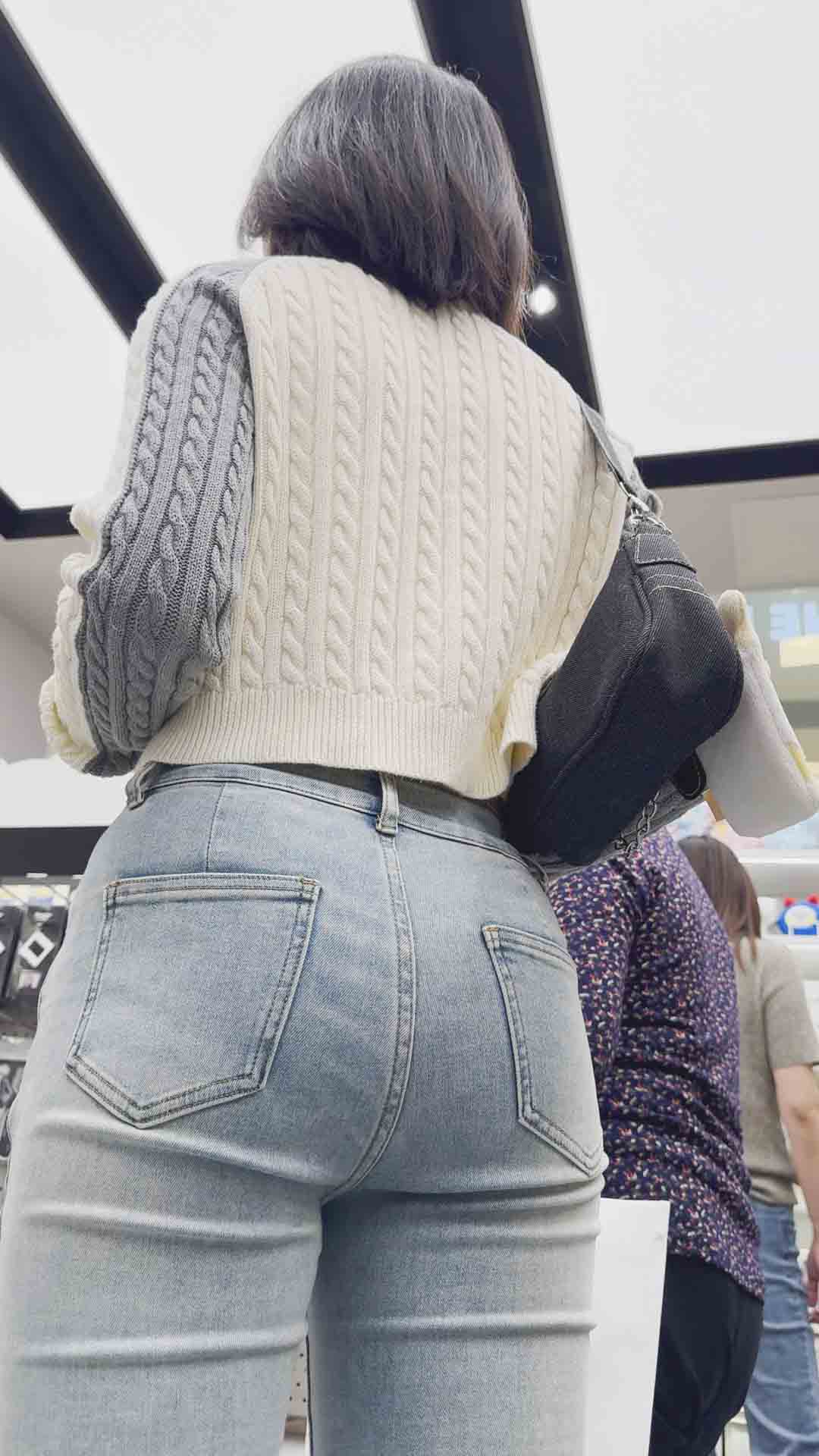 春节献礼小姐姐巨臀与纤细的腰身形成鲜明