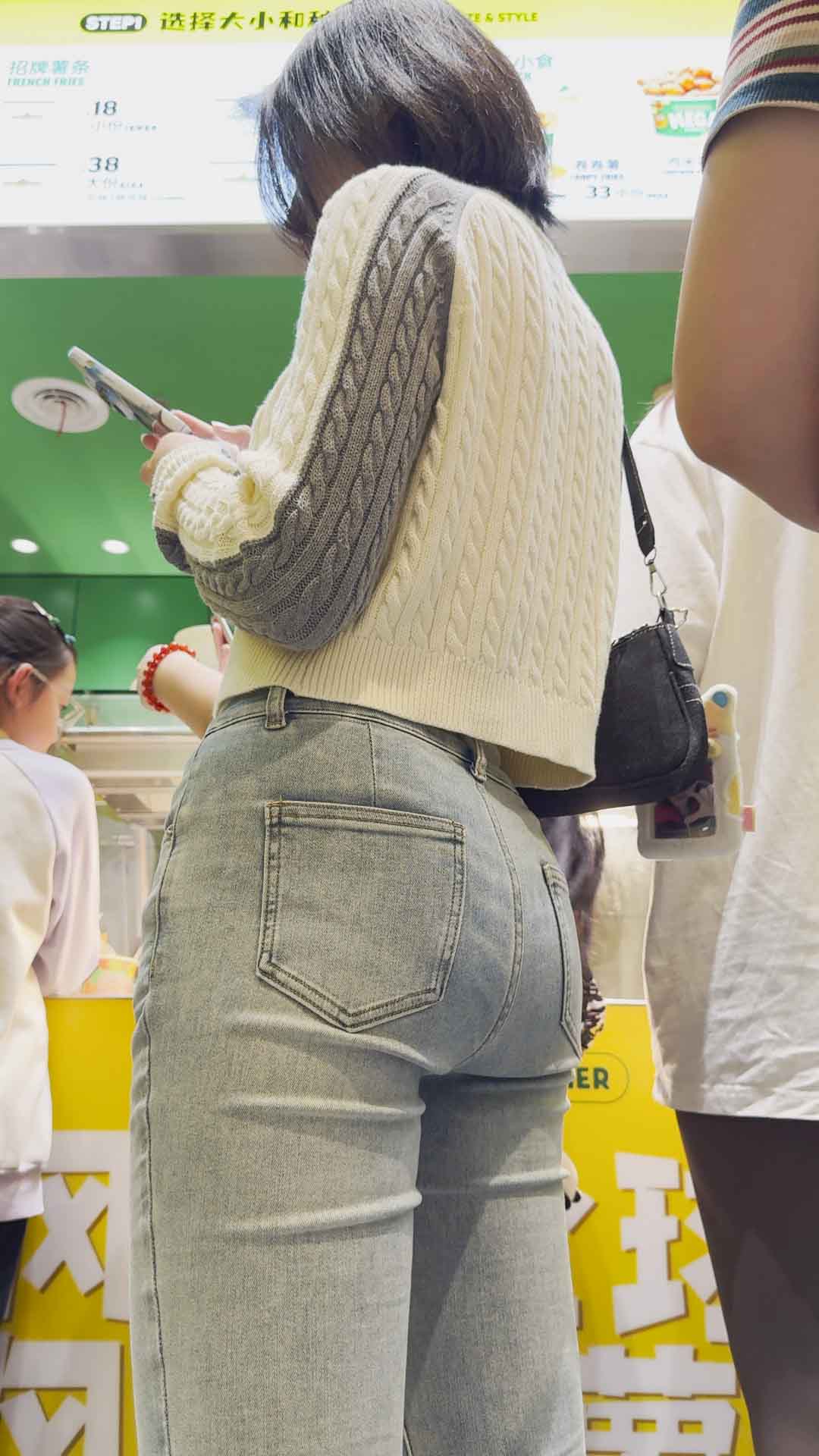 春节献礼小姐姐巨臀与纤细的腰身形成鲜明