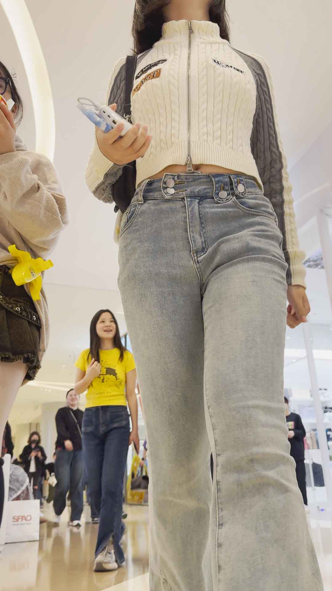 春节献礼小姐姐巨臀与纤细的腰身形成鲜明