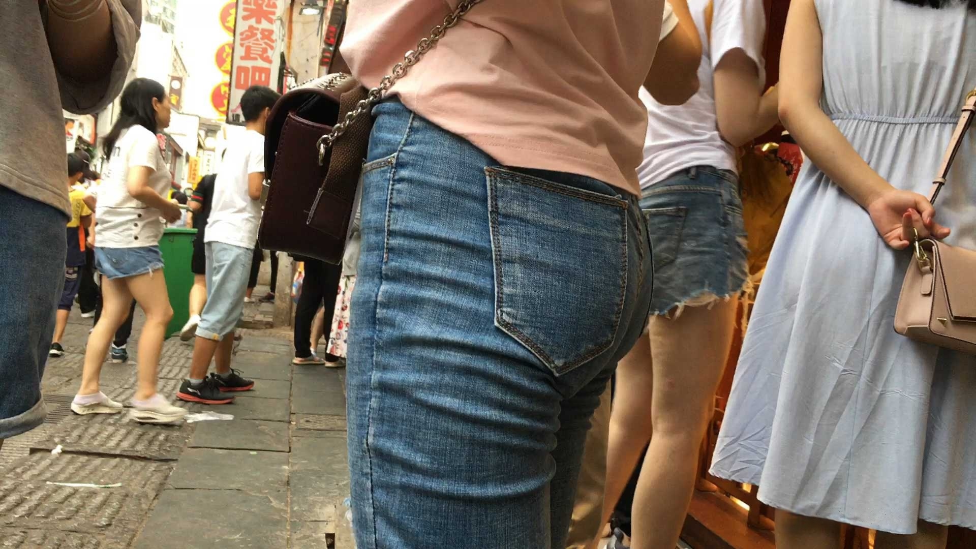 紧身肉感翘屯牛仔裤美眉[357M]