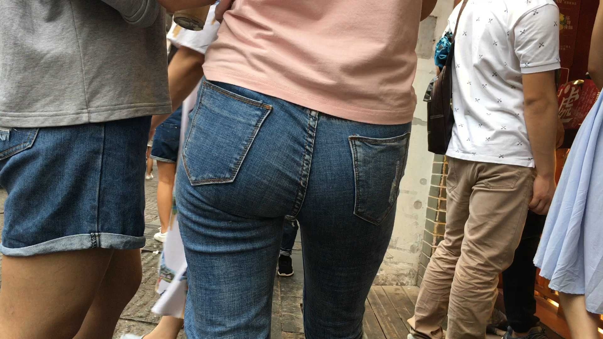 紧身肉感翘屯牛仔裤美眉[357M]