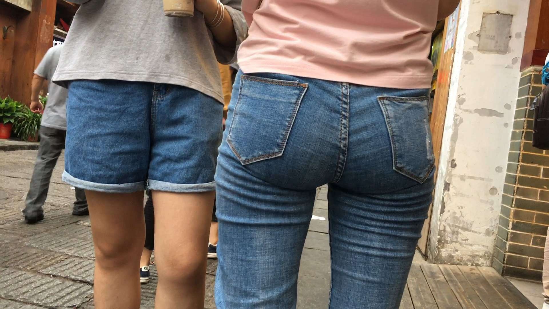 紧身肉感翘屯牛仔裤美眉[357M]