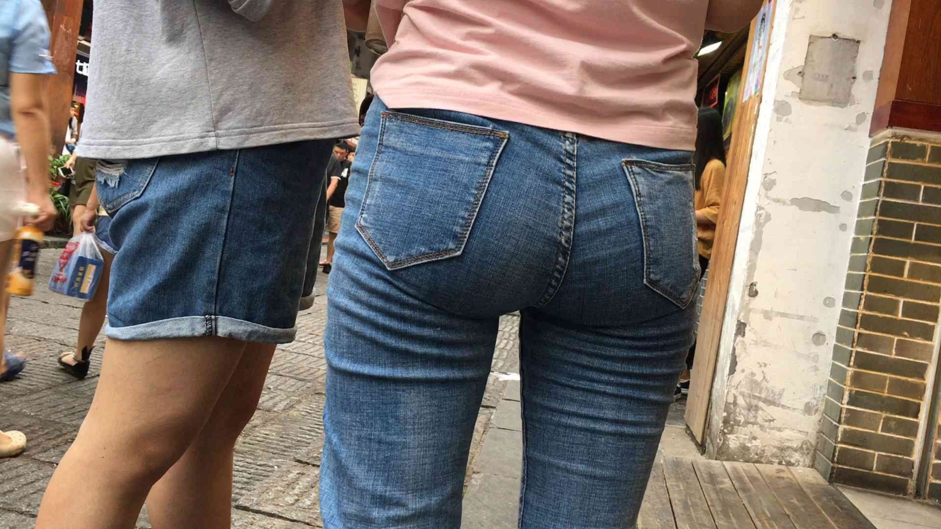 紧身肉感翘屯牛仔裤美眉[357M]