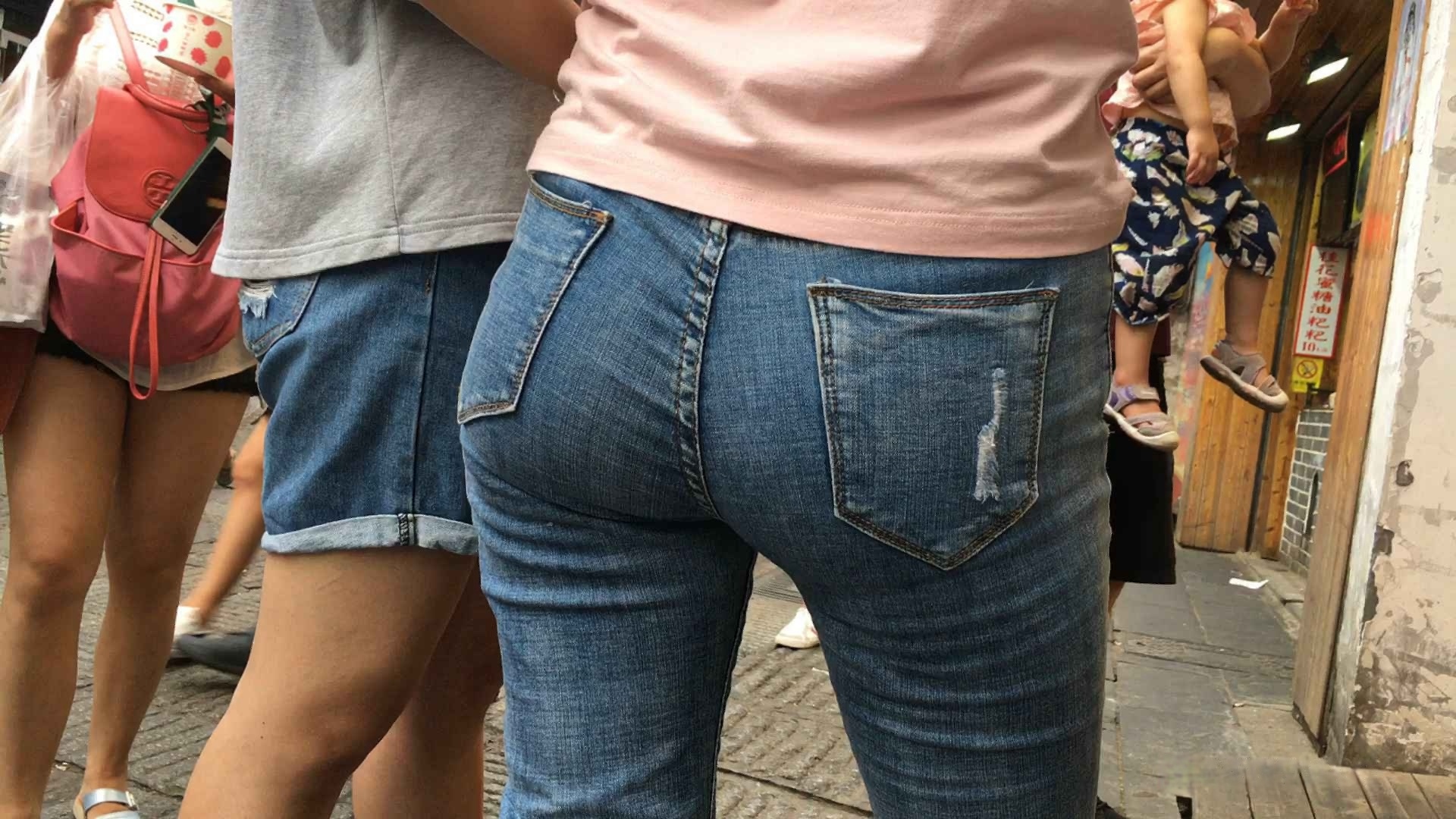 紧身肉感翘屯牛仔裤美眉[357M]