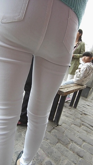 等车的红色眼镜紧身内痕白裤MM风韵犹存[432M/MP4]