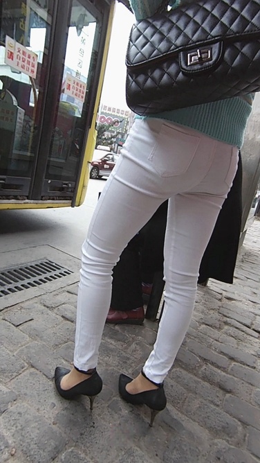 等车的红色眼镜紧身内痕白裤MM风韵犹存[432M/MP4]