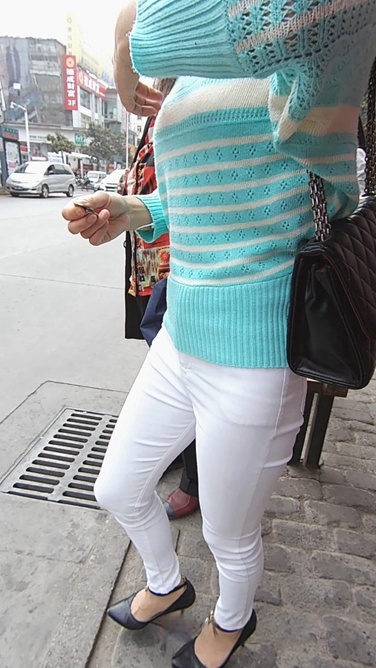 等车的红色眼镜紧身内痕白裤MM风韵犹存[432M/MP4]