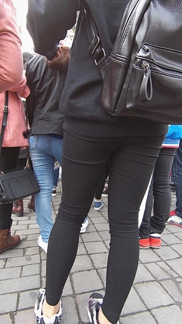 发传单的黑衣黑色紧身裤美眉[781M/MP4]