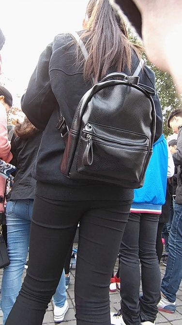 发传单的黑衣黑色紧身裤美眉[781M/MP4]