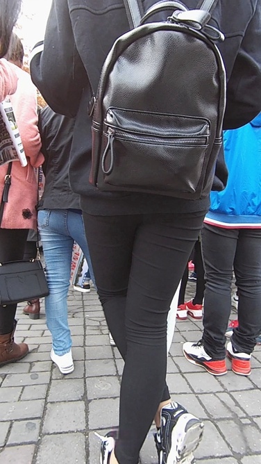 发传单的黑衣黑色紧身裤美眉[781M/MP4]