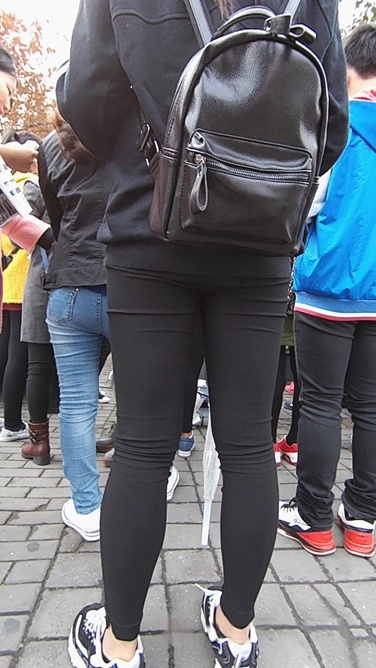 发传单的黑衣黑色紧身裤美眉[781M/MP4]