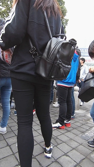 发传单的黑衣黑色紧身裤美眉[781M/MP4]