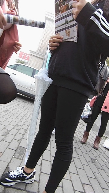 发传单的黑衣黑色紧身裤美眉[781M/MP4]