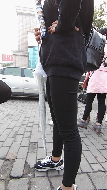 发传单的黑衣黑色紧身裤美眉[781M/MP4]