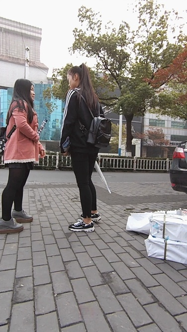 发传单的黑衣黑色紧身裤美眉[781M/MP4]