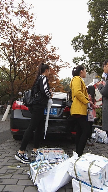 发传单的黑衣黑色紧身裤美眉[781M/MP4]