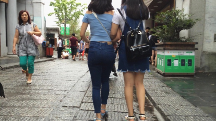 蓝色紧身牛仔裤美女[472.09M]