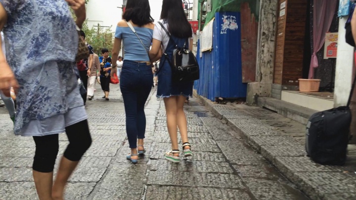 蓝色紧身牛仔裤美女[472.09M]