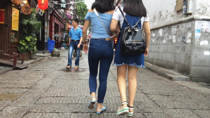 蓝色紧身牛仔裤美女[472.09M]