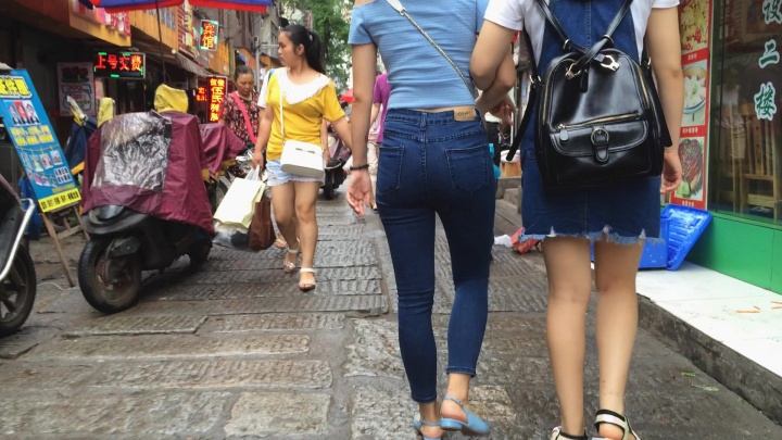 蓝色紧身牛仔裤美女[472.09M]