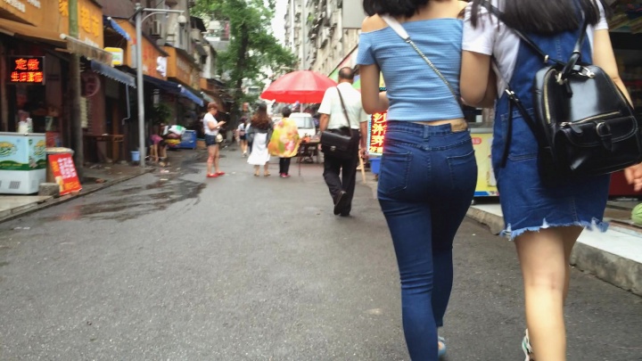 蓝色紧身牛仔裤美女[472.09M]