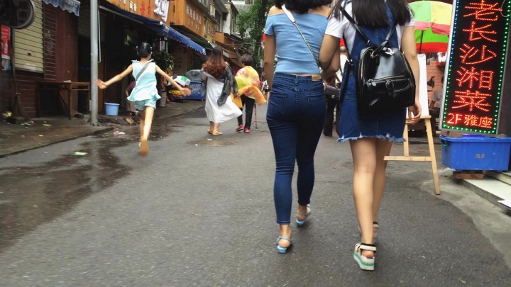 蓝色紧身牛仔裤美女[472.09M]