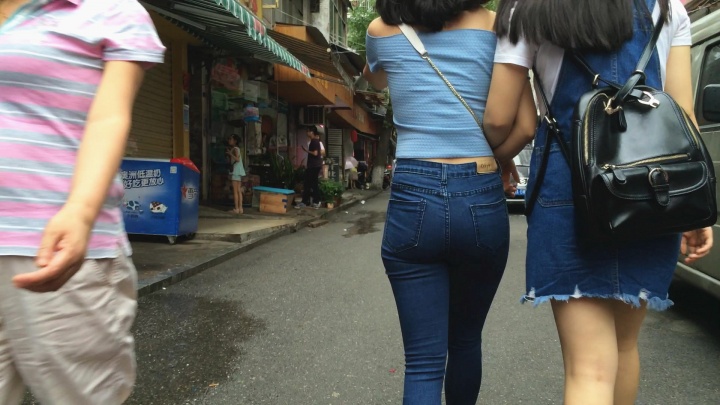 蓝色紧身牛仔裤美女[472.09M]