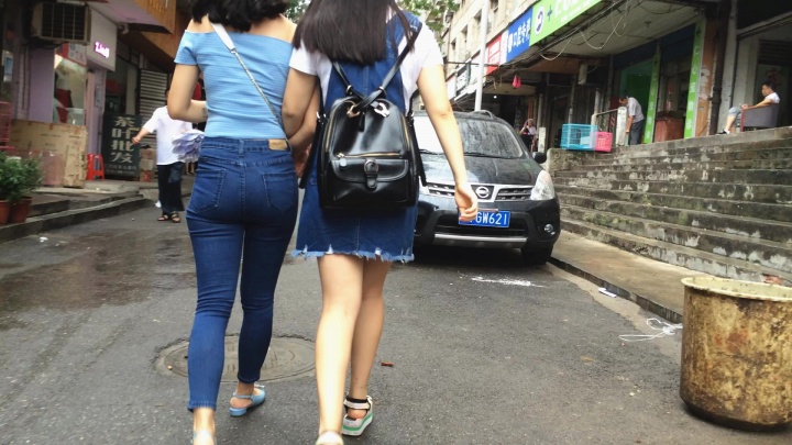 蓝色紧身牛仔裤美女[472.09M]