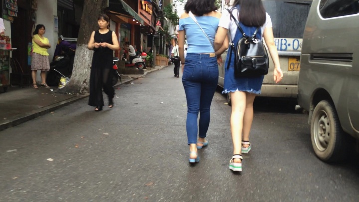 蓝色紧身牛仔裤美女[472.09M]