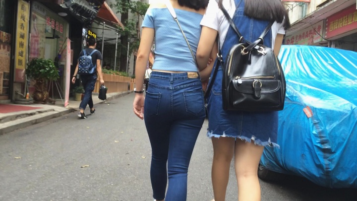 蓝色紧身牛仔裤美女[472.09M]