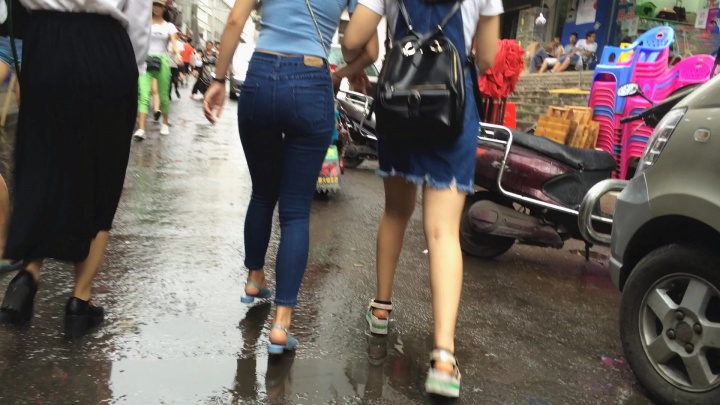 蓝色紧身牛仔裤美女[472.09M]