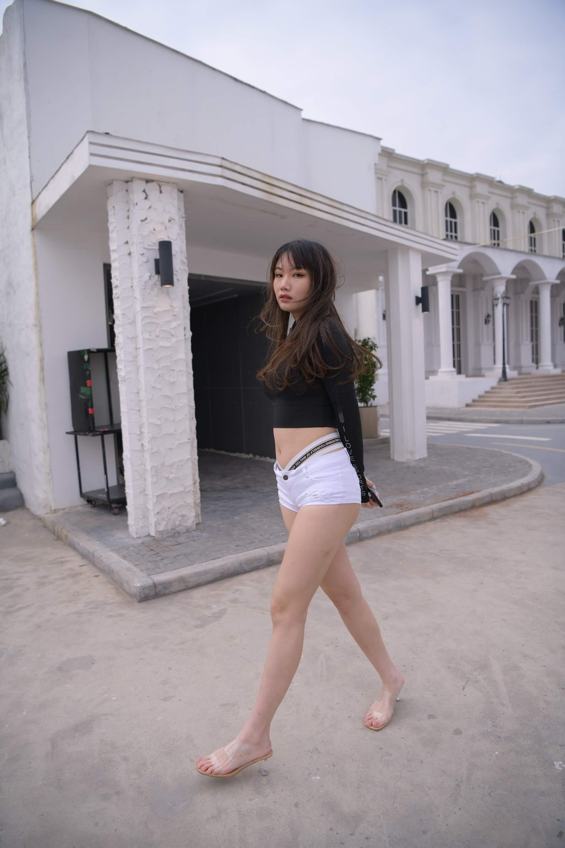 白色热裤美女 【套图+视频】