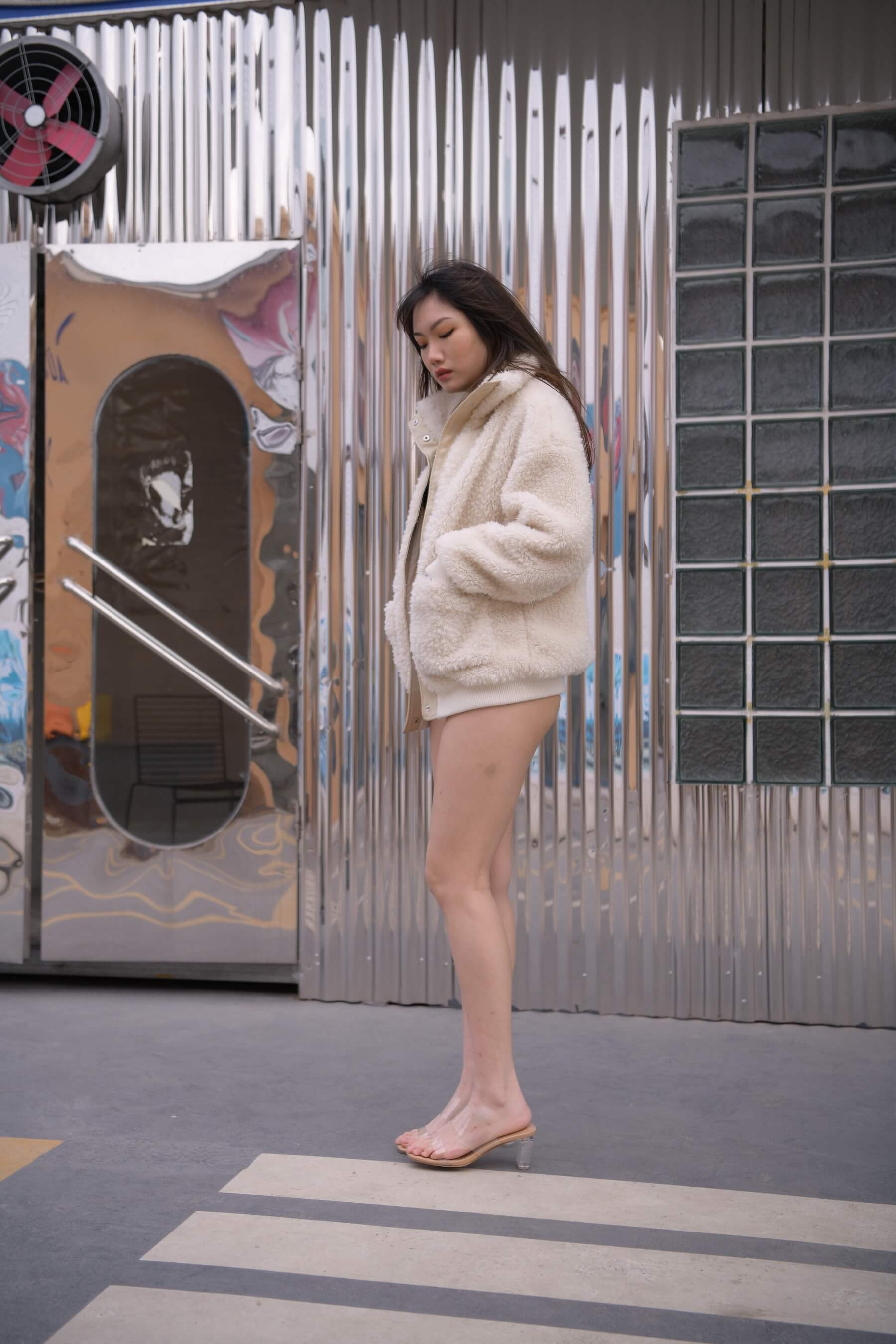 白色热裤美女 【套图+视频】