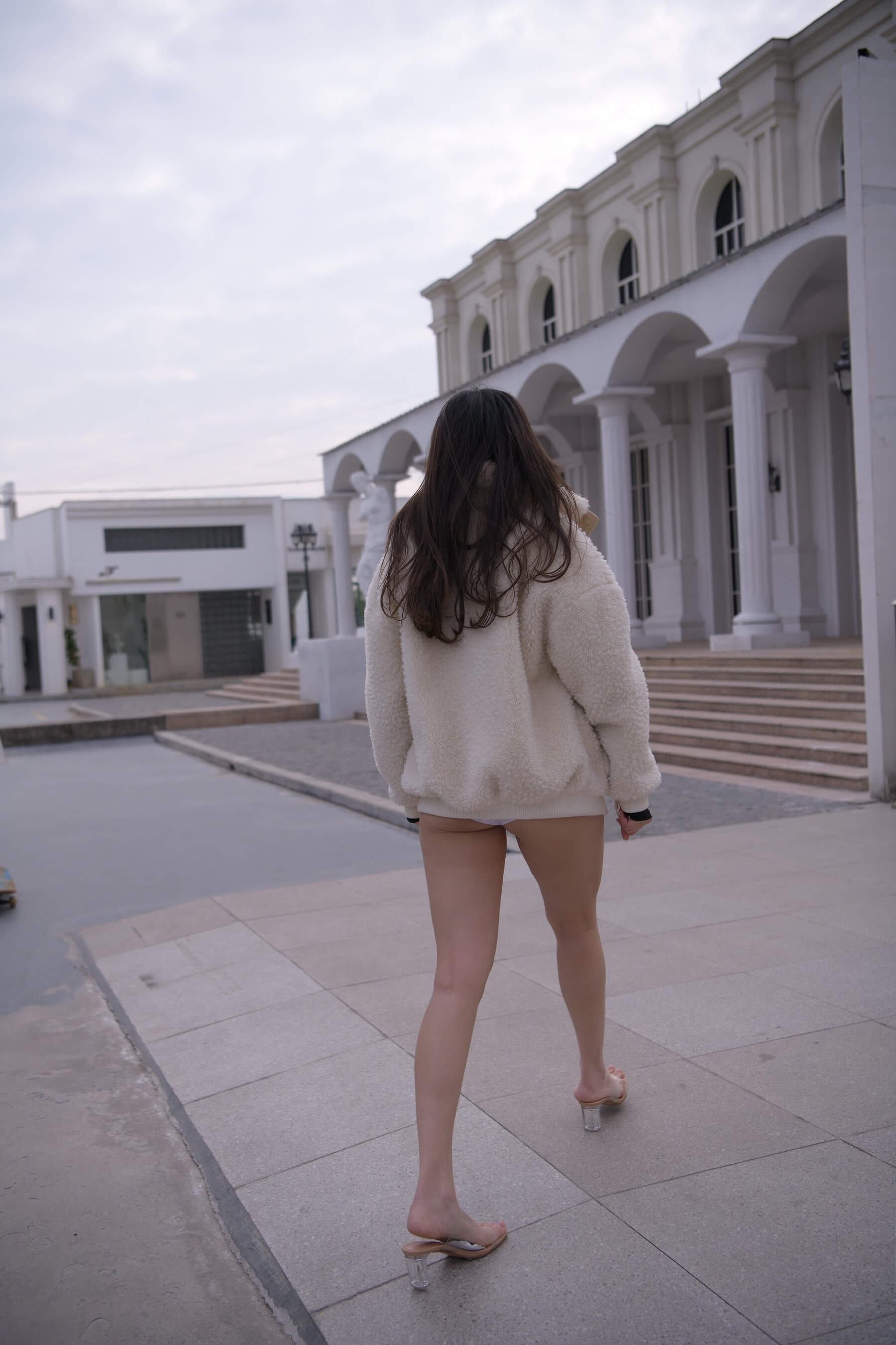 白色热裤美女 【套图+视频】