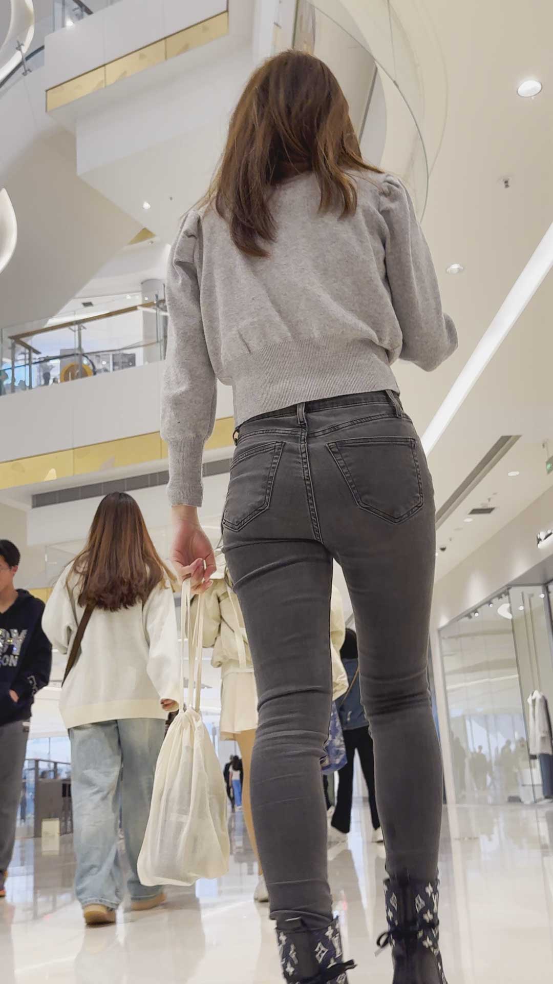 灰黑紧身牛仔裤极品蜜桃臀少妇