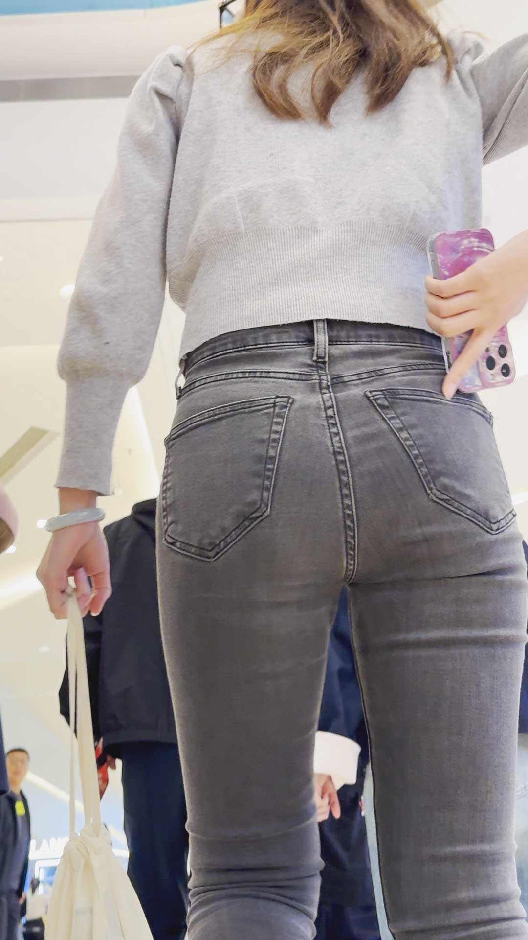 灰黑紧身牛仔裤极品蜜桃臀少妇