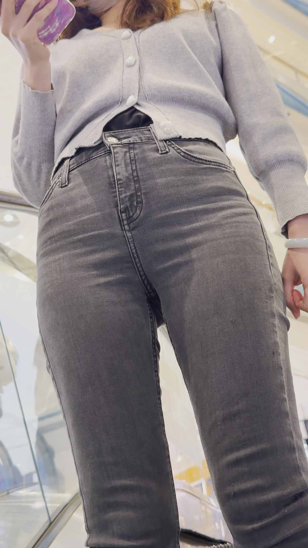 灰黑紧身牛仔裤极品蜜桃臀少妇