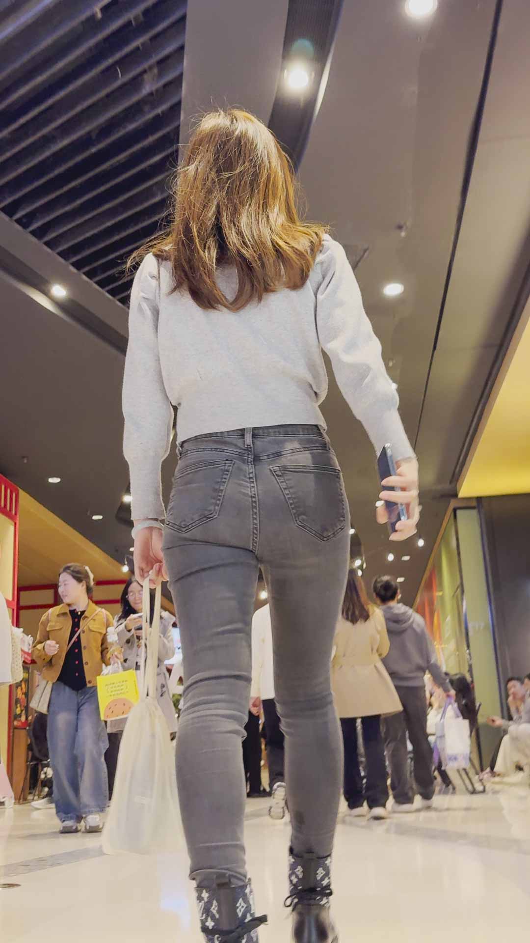 灰黑紧身牛仔裤极品蜜桃臀少妇