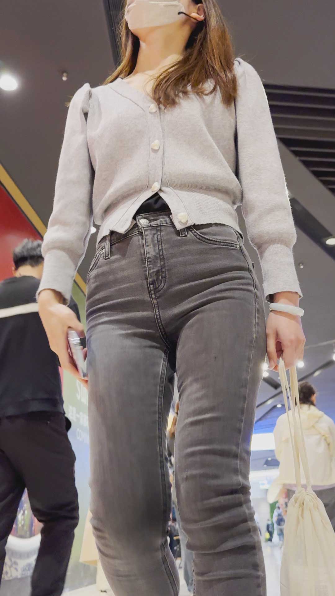 灰黑紧身牛仔裤极品蜜桃臀少妇