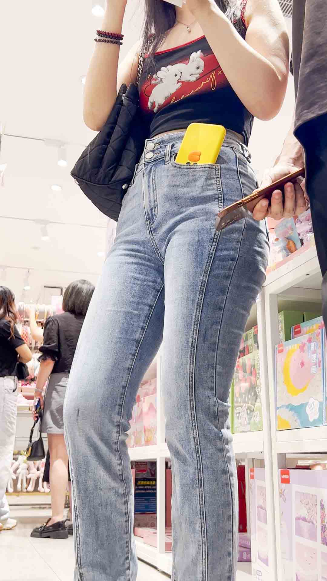 街拍浅蓝牛仔裤蜜桃巨臀