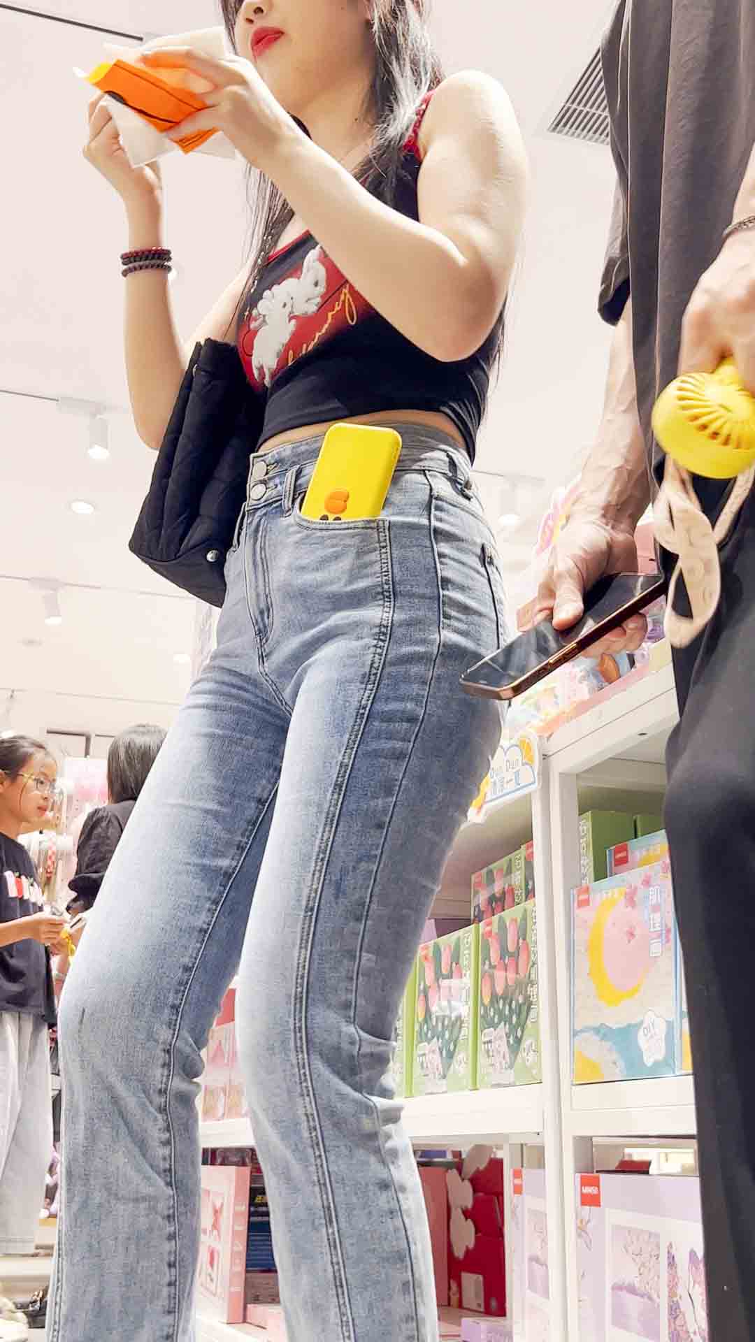 街拍浅蓝牛仔裤蜜桃巨臀