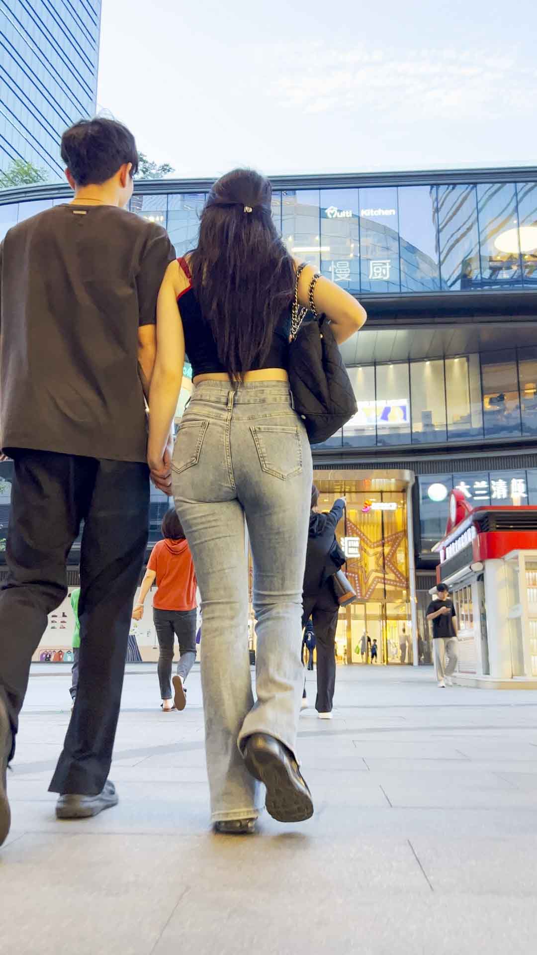 街拍浅蓝牛仔裤蜜桃巨臀